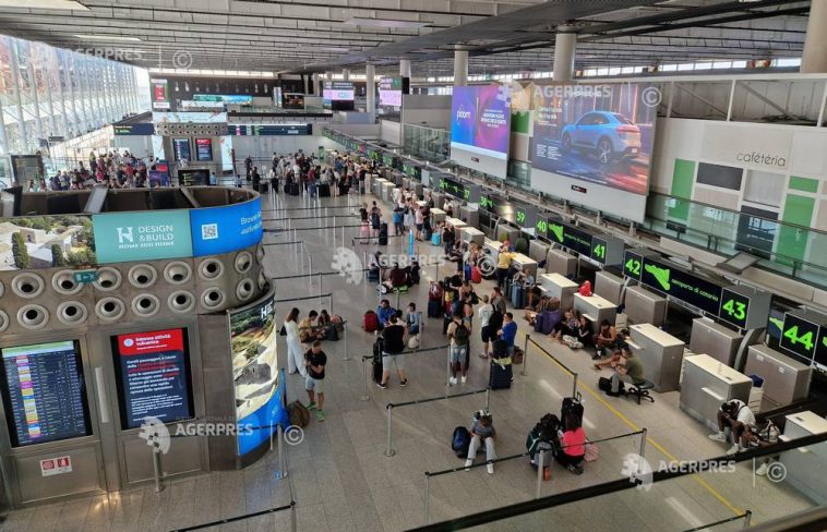Cenușa emisă de vulcanul Etna reduce numărul de sloturi de aterizare pe aeroportul din Catania