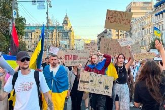 Mii de oameni au ieşit pe bulevardul principal din Kiev, cerând cu fermitate revenirea ministrului apărării Mîhailo Fedorov