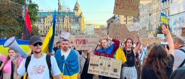Mii de oameni au ieşit pe bulevardul principal din Kiev, cerând cu fermitate revenirea ministrului apărării Mîhailo Fedorov