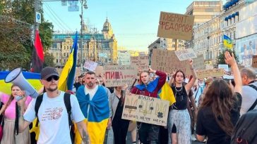 Mii de oameni au ieşit pe bulevardul principal din Kiev, cerând cu fermitate revenirea ministrului apărării Mîhailo Fedorov