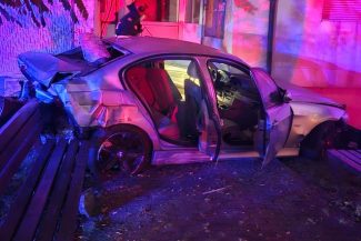 Două maşini s-au ciocnit în Piatra Neamţ, una dintre ele fiind proiectată în scara unui bloc / Trei tineri au fost răniţi, iar un cablu electric a fost avariat