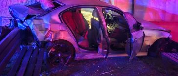 Două maşini s-au ciocnit în Piatra Neamţ, una dintre ele fiind proiectată în scara unui bloc / Trei tineri au fost răniţi, iar un cablu electric a fost avariat