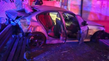 Două maşini s-au ciocnit în Piatra Neamţ, una dintre ele fiind proiectată în scara unui bloc / Trei tineri au fost răniţi, iar un cablu electric a fost avariat