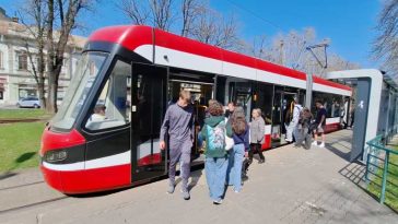 Arad: Numărul biletelor de tramvai și autobuz vândute s-a dublat după ieftinirea la 1 leu