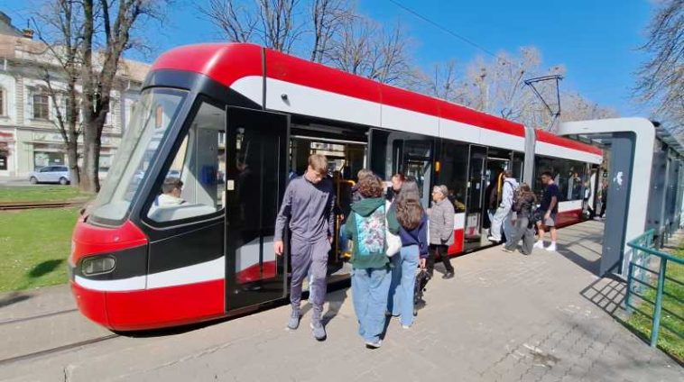 Arad: Numărul biletelor de tramvai și autobuz vândute s-a dublat după ieftinirea la 1 leu