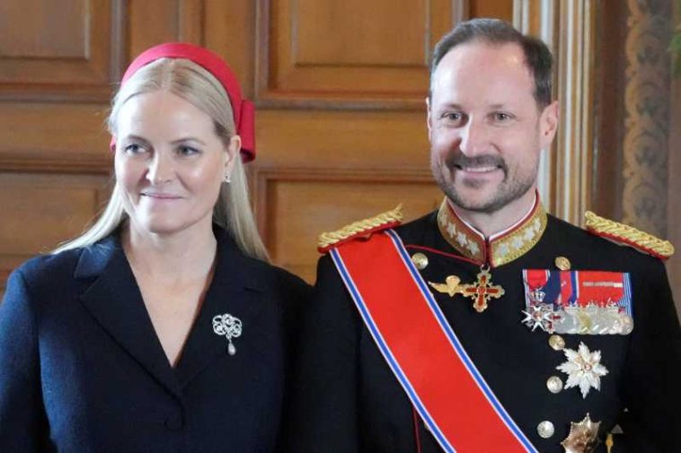 Norvegia/ Mette-Marit, aflată în convalescență, nu participă la ceremonia de depunere a jurământului soțului său, regele Haakon