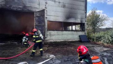 Mureș: Mesaj RO-ALERT după izbucnirea unui incendiu de proporții la o hală de reciclare din Luduș