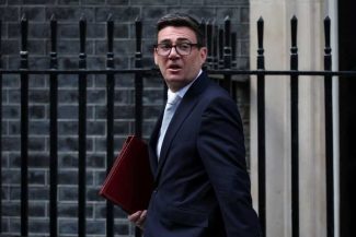 Regatul Unit: Premierul Andy Burnham promite un control sporit al statului asupra serviciilor esențiale