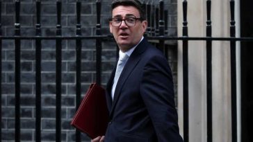Regatul Unit: Premierul Andy Burnham promite un control sporit al statului asupra serviciilor esențiale