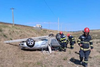 Vaslui: Mașină răsturnată după ce a lovit și a rupt un stâlp de electricitate; o femeie și doi copii – transportați la spital