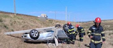 Vaslui: Mașină răsturnată după ce a lovit și a rupt un stâlp de electricitate; o femeie și doi copii – transportați la spital