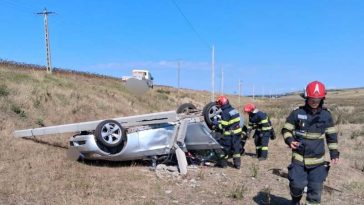 Vaslui: Mașină răsturnată după ce a lovit și a rupt un stâlp de electricitate; o femeie și doi copii – transportați la spital