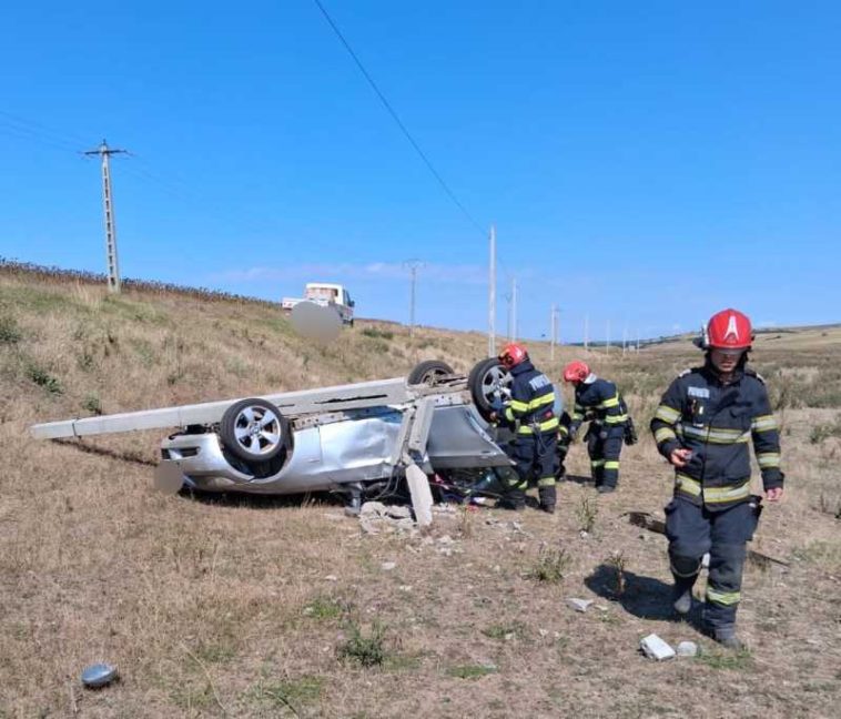 Vaslui: Mașină răsturnată după ce a lovit și a rupt un stâlp de electricitate; o femeie și doi copii – transportați la spital