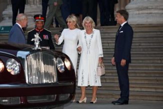 Regele Charles, regina Camilla și cuplul prezidențial francez au vizitat expoziția dedicată Tapiseriei de la Bayeux de la British Museum