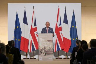 Regele Charles citează din Shakespeare după vizitarea expoziției dedicate Tapiseriei de la Bayeux, alături de Macron și Burnham