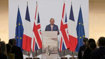 Regele Charles citează din Shakespeare după vizitarea expoziției dedicate Tapiseriei de la Bayeux, alături de Macron și Burnham