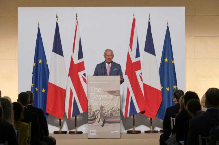 Regele Charles citează din Shakespeare după vizitarea expoziției dedicate Tapiseriei de la Bayeux, alături de Macron și Burnham