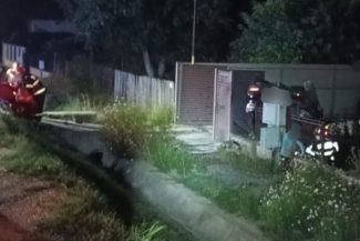 Argeș: Un autoturism condus de un tânăr de 18 ani, răsturnat după un accident; șoferul și un pasager de 16 ani, răniți grav
