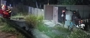 Argeș: Un autoturism condus de un tânăr de 18 ani, răsturnat după un accident; șoferul și un pasager de 16 ani, răniți grav