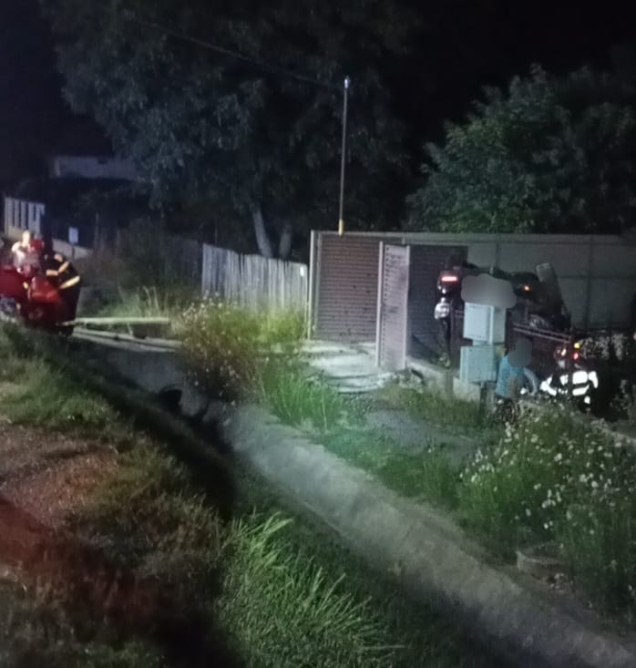 Argeș: Un autoturism condus de un tânăr de 18 ani, răsturnat după un accident; șoferul și un pasager de 16 ani, răniți grav