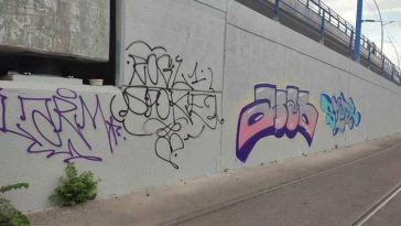 Pasajul Basarab, curățat de graffiti, după ce a fost vandalizat la scurt timp de la începerea lucrărilor de reparații
