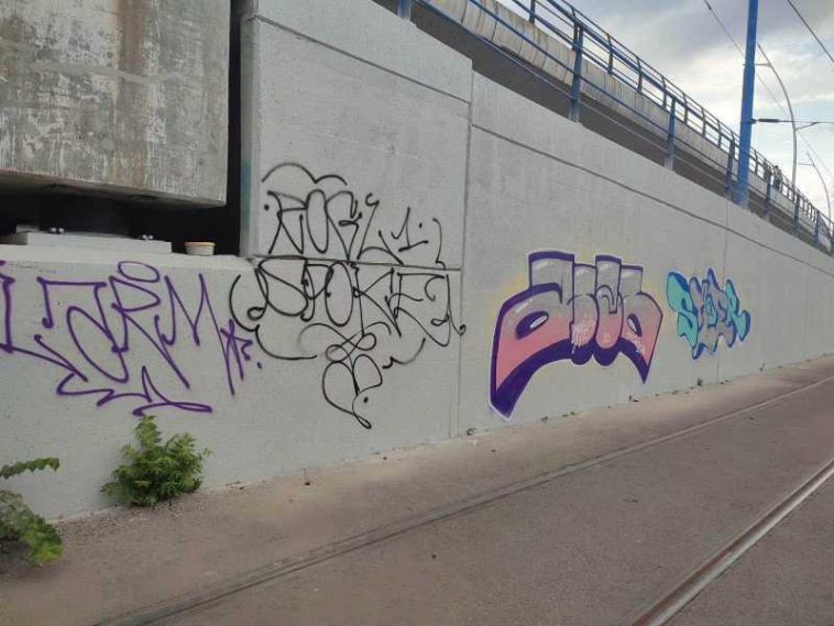 Pasajul Basarab, curățat de graffiti, după ce a fost vandalizat la scurt timp de la începerea lucrărilor de reparații