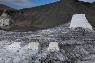 O posibilă soluție pentru salvarea ghețarilor, bazată pe lâna oilor, testată de cercetătorii din Elveția