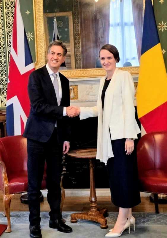 Oana Țoiu – întrevedere cu ministrul de Externe britanic; pe agendă – comunitatea română din UK și colaborarea în domeniul apărării