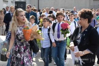 Aproape 2.900.000 de elevi și copii de grădiniță încep luni noul an școlar