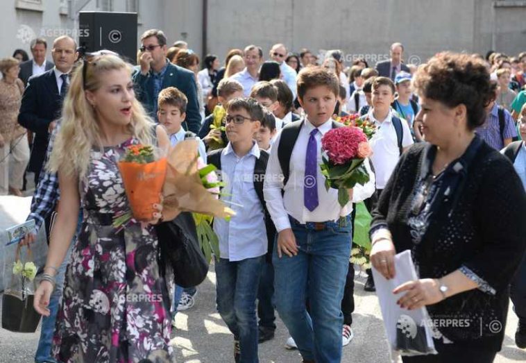 Aproape 2.900.000 de elevi și copii de grădiniță încep luni noul an școlar