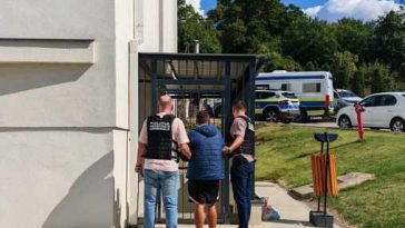 Sălaj: Patru bărbați – cercetați pentru camătă și șantaj; trei dintre ei au fost reținuți