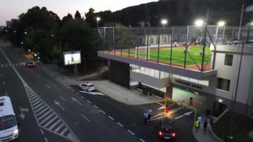 Parcare pe două niveluri cu teren de sport cu nocturnă, realizată în Râmnicu Vâlcea printr-o investiție de 3 milioane de euro (GALERIE FOTO)