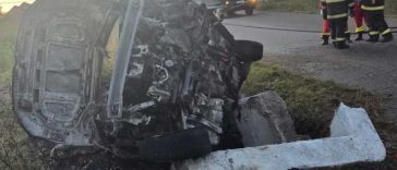 Suceava: Două persoane găsite carbonizate într-o mașină care a lovit un cap de pod și a luat foc