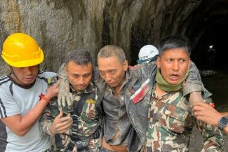 Viitură în Nepal/ A treia persoană salvată dintr-un tunel, la 10 zile de la tragedie