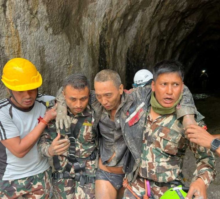 Viitură în Nepal/ A treia persoană salvată dintr-un tunel, la 10 zile de la tragedie