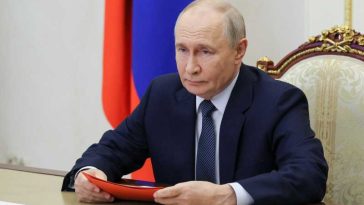 Putin ordonă încetarea atacurilor asupra Kievului trei zile, cu ocazia vizitei emisarilor americani