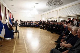 Foști camarazi și oficiali sârbi din trecut și prezent îl omagiază la Belgrad pe criminalul de război Ratko Mladic