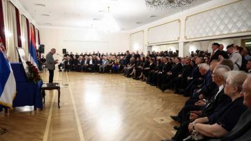 Foști camarazi și oficiali sârbi din trecut și prezent îl omagiază la Belgrad pe criminalul de război Ratko Mladic