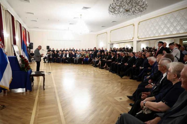 Foști camarazi și oficiali sârbi din trecut și prezent îl omagiază la Belgrad pe criminalul de război Ratko Mladic