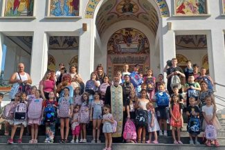 Timiș/Zaharia Pereș: Peste 100 de copii nevoiași au primit ghiozdane; povara sărăciei din familie o resimt și ei