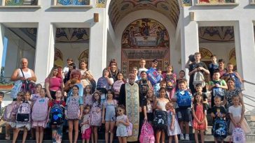 Timiș/Zaharia Pereș: Peste 100 de copii nevoiași au primit ghiozdane; povara sărăciei din familie o resimt și ei