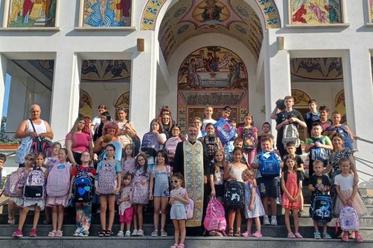 Timiș/Zaharia Pereș: Peste 100 de copii nevoiași au primit ghiozdane; povara sărăciei din familie o resimt și ei