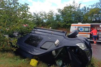 Iași: Un microbuz cu șase persoane s-a răsturnat în localitatea Sârca; doi pasageri, transportați la spital