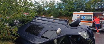 Iași: Un microbuz cu șase persoane s-a răsturnat în localitatea Sârca; doi pasageri, transportați la spital