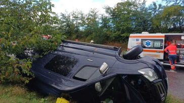 Iași: Un microbuz cu șase persoane s-a răsturnat în localitatea Sârca; doi pasageri, transportați la spital