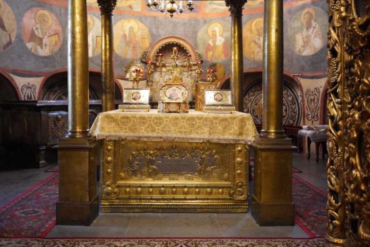 Biserica Ortodoxă Rusă expune moaștele unui sfânt medieval, pentru a mobiliza trupele care luptă în Ucraina
