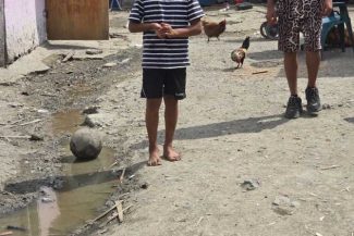 REPORTAJ/Buzău: Înscris la 9 ani în clasa I pentru că părinții nu au avut bani de haine; zeci de copii, la limita sărăciei