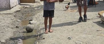 REPORTAJ/Buzău: Înscris la 9 ani în clasa I pentru că părinții nu au avut bani de haine; zeci de copii, la limita sărăciei