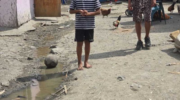 REPORTAJ/Buzău: Înscris la 9 ani în clasa I pentru că părinții nu au avut bani de haine; zeci de copii, la limita sărăciei