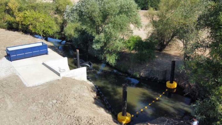 Bihor: ABA Crișuri testează trei sisteme-pilot pentru captarea deșeurilor plutitoare, în proiectul DALIA